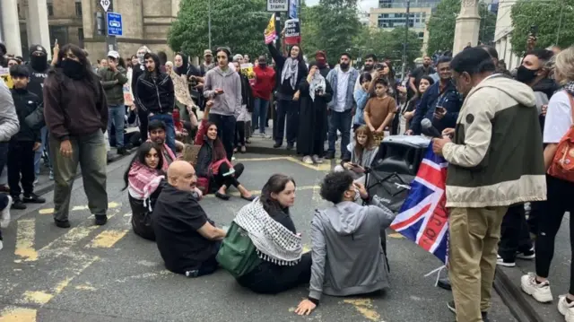 مانچسٹر میں عید تقریبات کے دوران دو یمنی شہری حراست میں، روایتی خنجر کی وجہ سے بحث چھڑ گئی